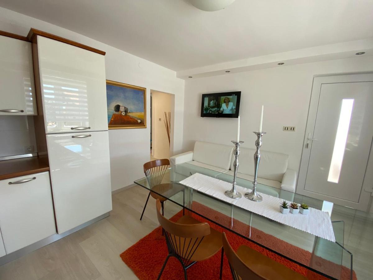 Roberta Apartment *