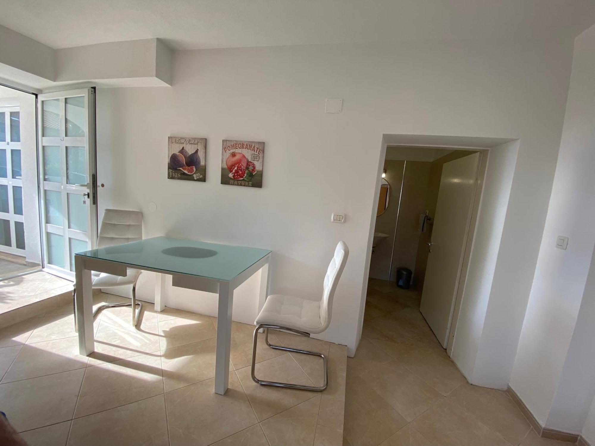 Roberta Apartment *